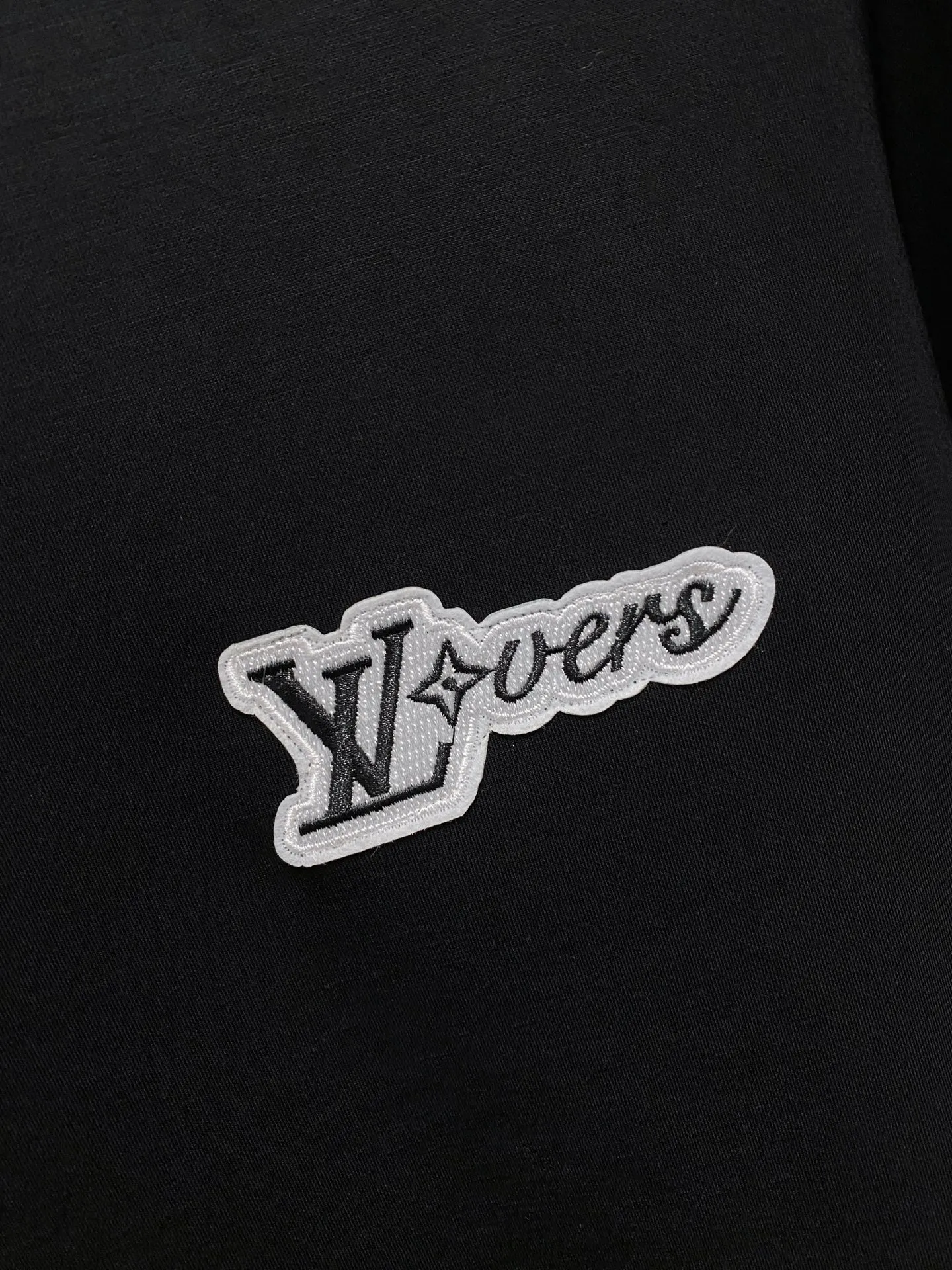 🅿️540 [LV Louis Vuitton] hot-selling suit is coming. Focus on the original version of the official website. 2025 new hot-selling sweatshirt suit. The original order is the best. 🇭🇰The meticulous work of top designers. It has a fitting and perfect upper body effect. All-natural high-quality Tencel Roman cotton 100%, close-fitting comfort, noble and elegant! Original hardware embodies elegance and nobility! Counter size: M-3XL (maximum wear up to 190 pounds)